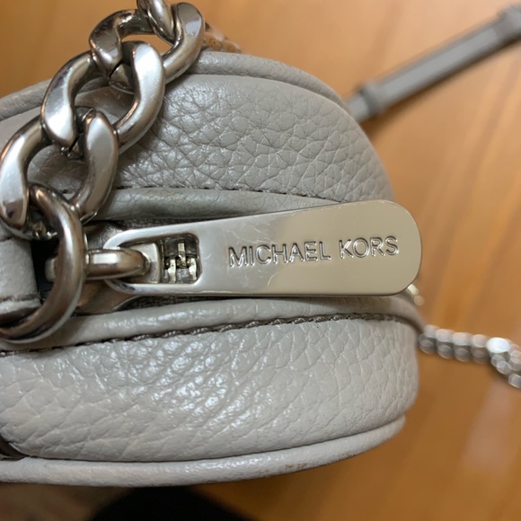 *SOLD*Micheal Kors gray shoulder bag - Picture 4 of 4